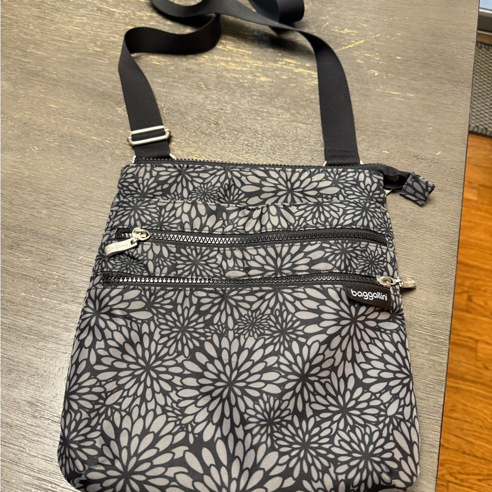 Baggallini Black and Gray Floral Crossbody Bag and Wristlet set